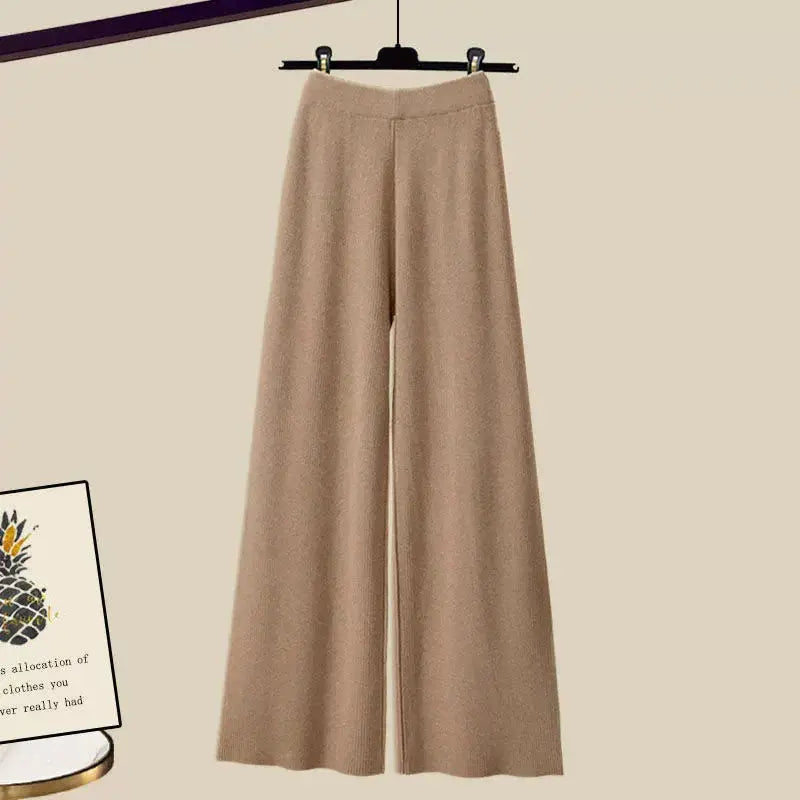 Elegancki beżowy damski zestaw trzyczęściowy. Styl casual, idealny na relaks i spotkania. Modny i komfortowy.