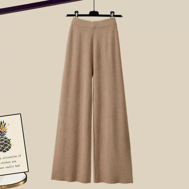 Elegancki beżowy damski zestaw trzyczęściowy. Styl casual, idealny na relaks i spotkania. Modny i komfortowy.