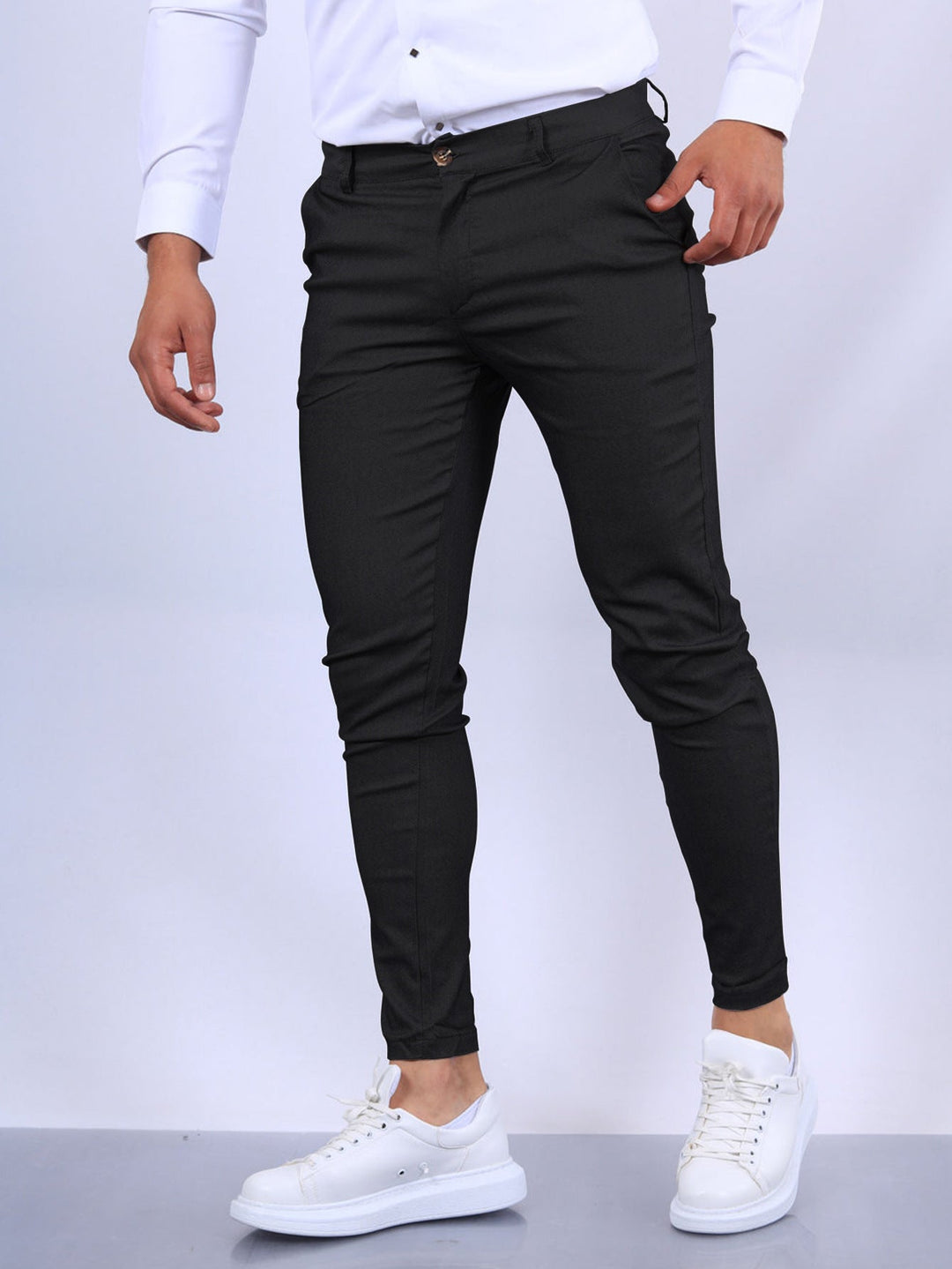 Komfortowe spodnie męskie slim-fit. Wygodne ubranie męskie do codziennego użytku. Wysoka jakość, ponadczasowy styl.