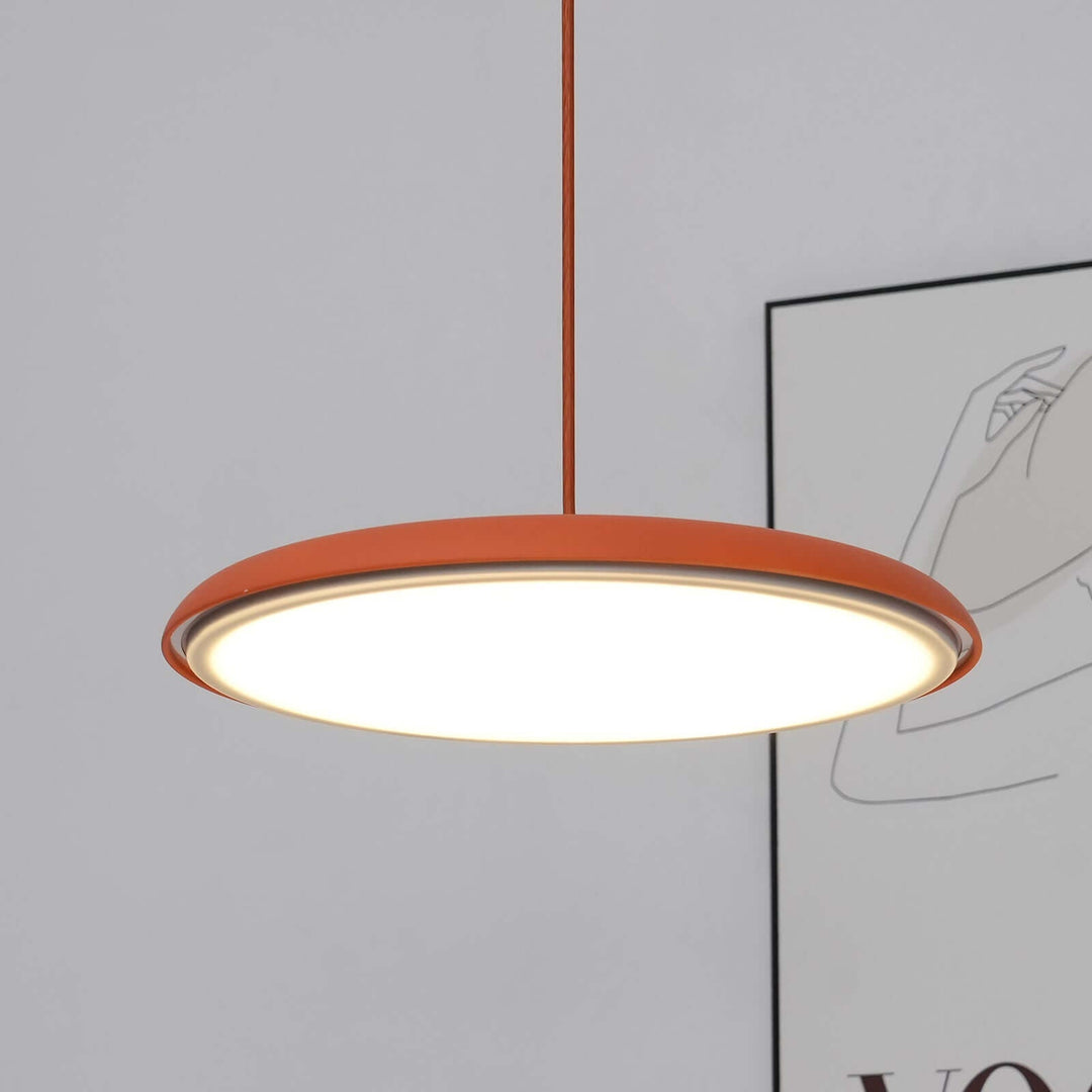 Dekoracyjna lampa LED. Minimalistyczna lampa wisząca, elegancki akcent w salonie.