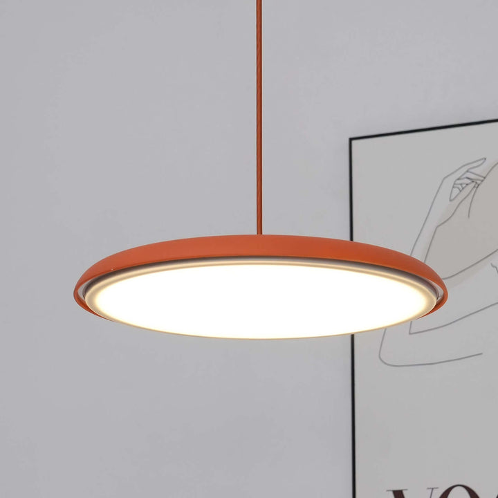Dekoracyjna lampa LED. Minimalistyczna lampa wisząca, elegancki akcent w salonie.