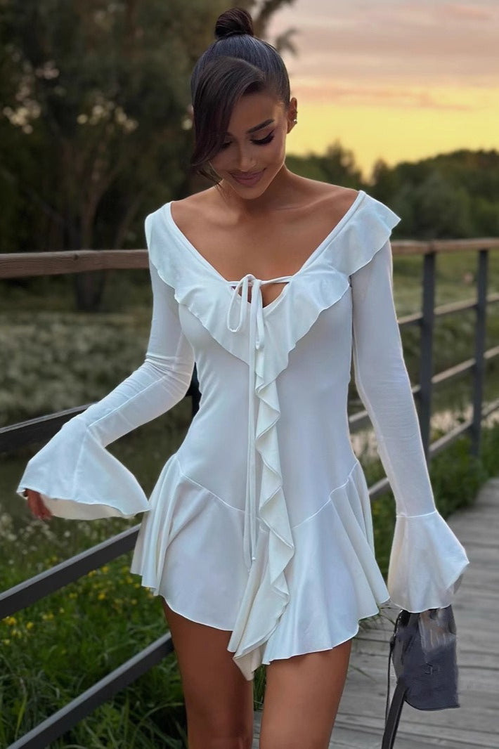 Damska sukienka mini bodycon z falbaną i wiązaniem. Elegancka, modna, idealna na wieczór.