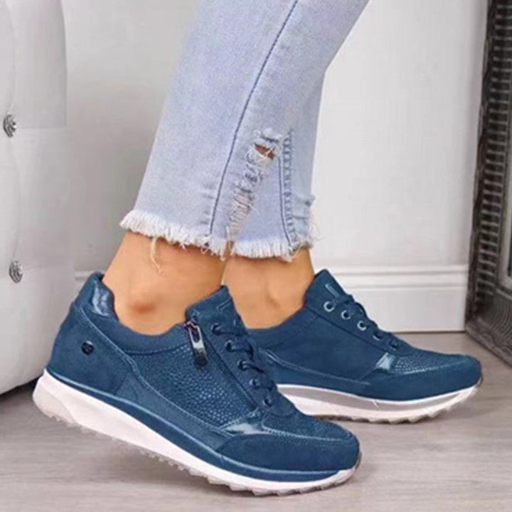 Tył modnych damskich sneakersów. Wygodne obuwie na co dzień, zapewniające wsparcie i styl.