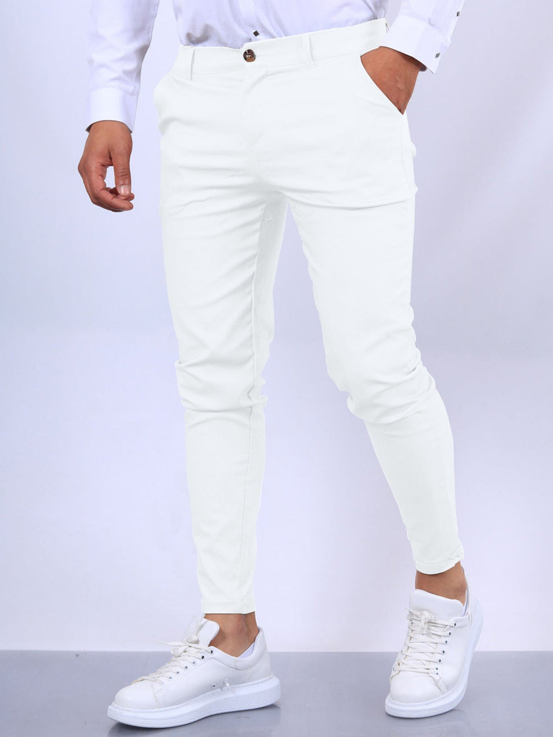 Stylowe męskie spodnie slim-fit, casualowe. Modne na lato, łączą design z funkcjonalnością i codziennym komfortem.