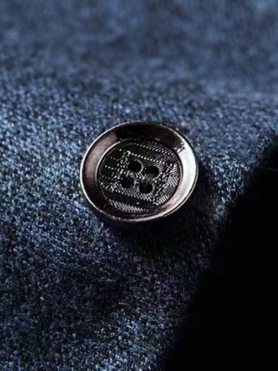 Granatowa męska marynarka slim-fit Cedric. Szykowna, jesienna odzież męska, idealna do stylizacji biznesowych i casualowych.