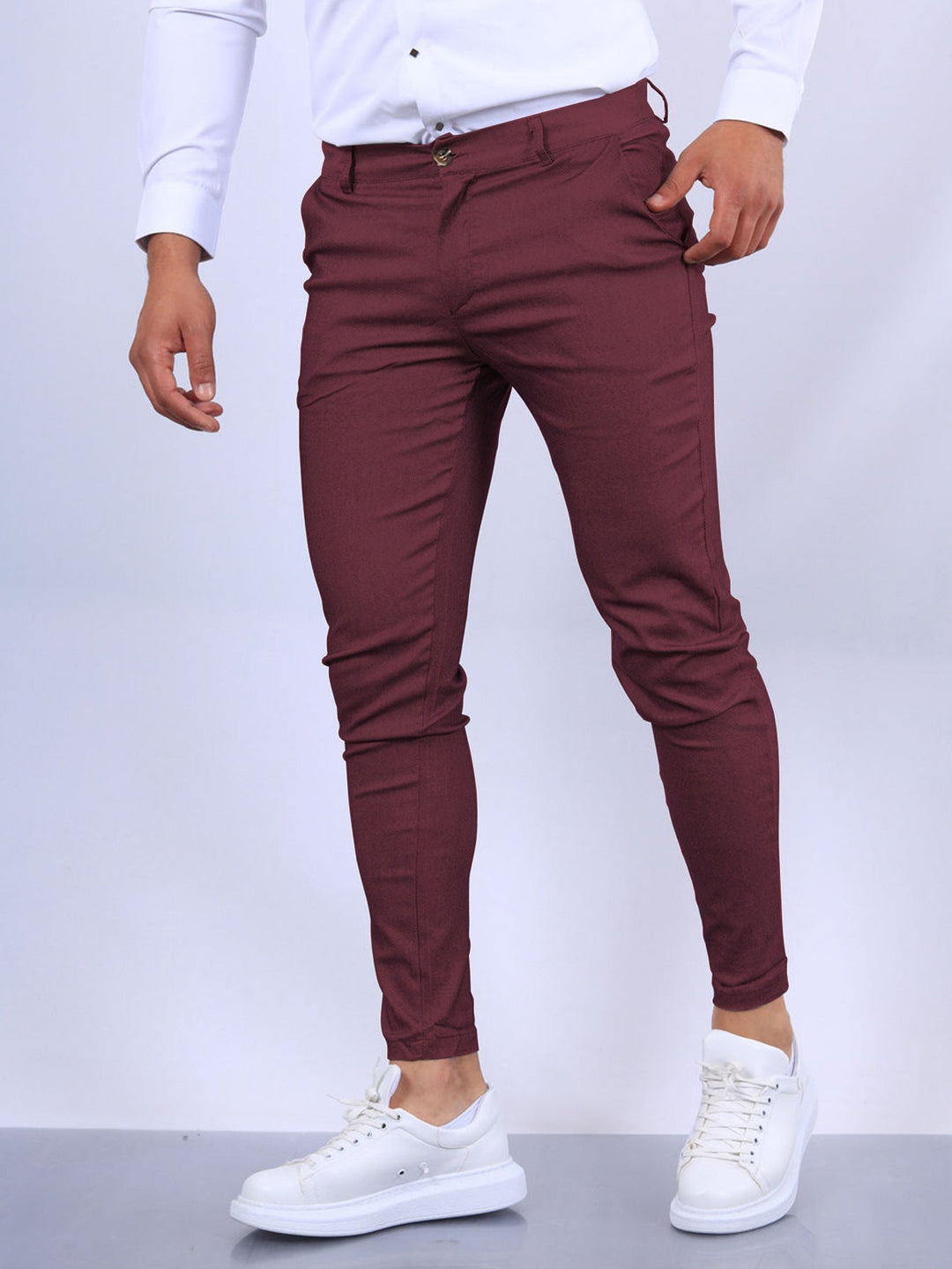 Wygodne spodnie męskie slim-fit na co dzień. Komfortowy materiał, elegancki wygląd do biura i po godzinach.