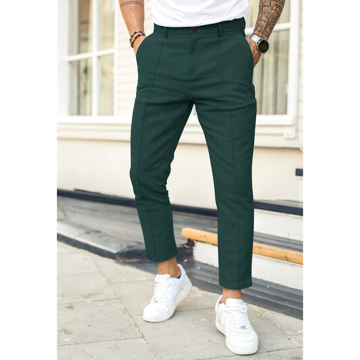Stylowe męskie spodnie slim-fit, z kantami. Idealne do tworzenia eleganckich stylizacji biznesowych i codziennych.