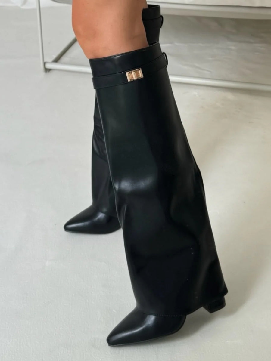Stylowe damskie kozaki, klasyczne i eleganckie, ze złotym detalem. Buty na co dzień.