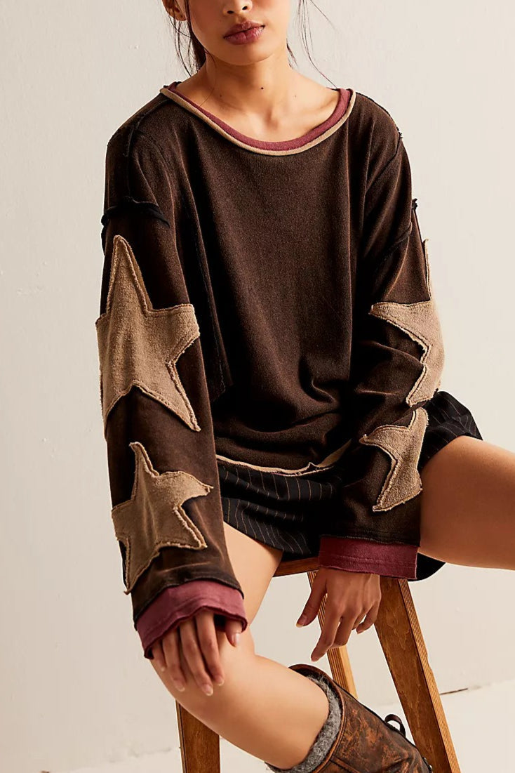 Jesienno-zimowa bluza damska oversize z dużą gwiazdą. Ciepła i modna, do casualowych outfitów.
