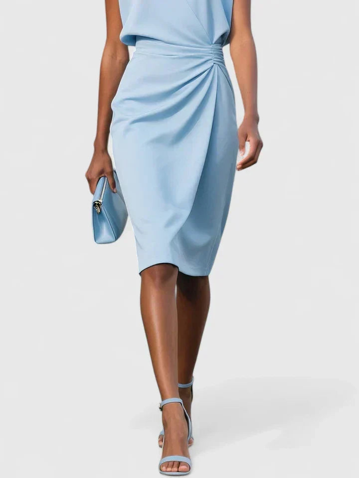 Modna damska sukienka na modelce, prezentująca rozkloszowany krój. Stylowa, elegancka i uniwersalna kreacja.