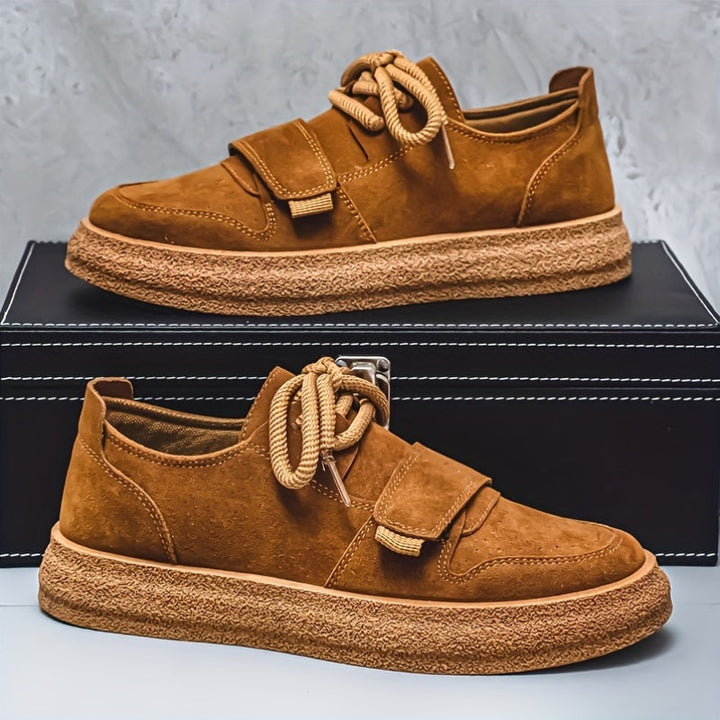 Damskie sneakersy na platformie, idealne do miejskich stylizacji. Modne i wygodne buty na co dzień.