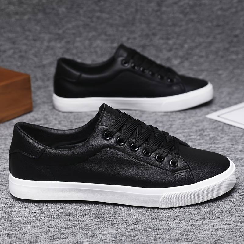 Mężczyzna w białych sneakersach Oliwier. Eleganckie i wygodne obuwie męskie na letnie dni.