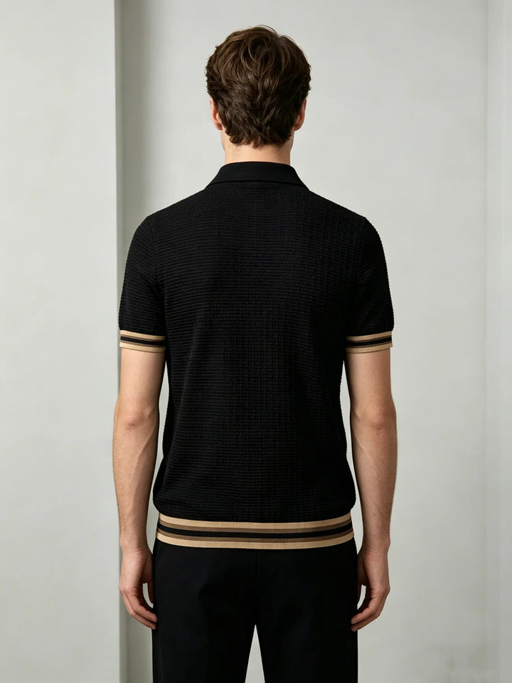 Elegancka czarna koszulka polo męska slim fit, z krótkim rękawem, doskonała do stylizacji smart casual.