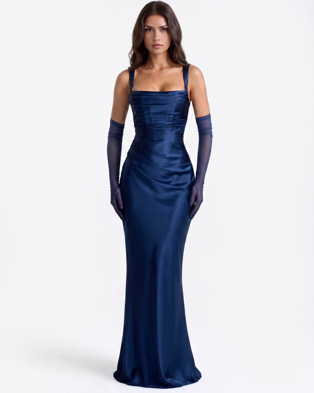 Modelka w satynowej sukience maxi z gorsetem i kwadratowym dekoltem. Elegancka kreacja wieczorowa.