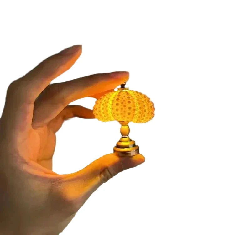 Lampka nocna DIY w kształcie jeżowca. Artystyczne rękodzieło, vintage oświetlenie nastrojowe do dekoracji domu.