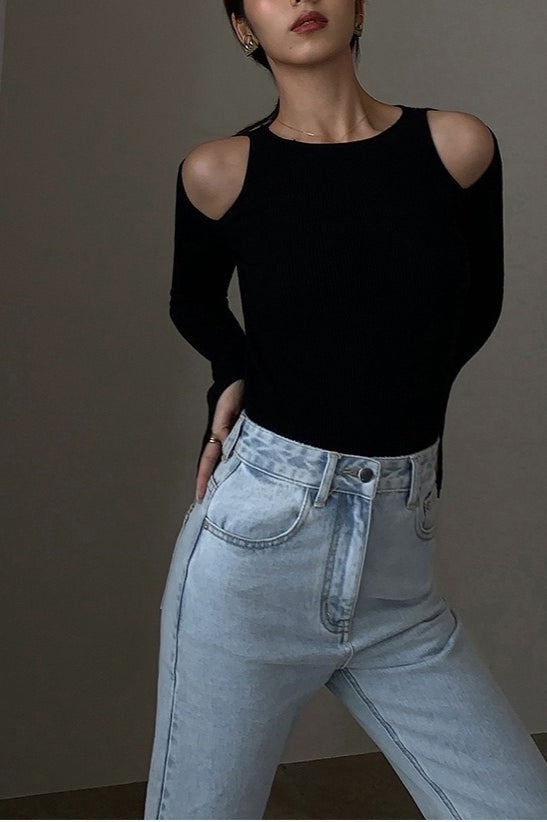 Biały damski top dzianinowy slim fit, długi rękaw, unikatowe rozcięte mankiety, elegancki.
