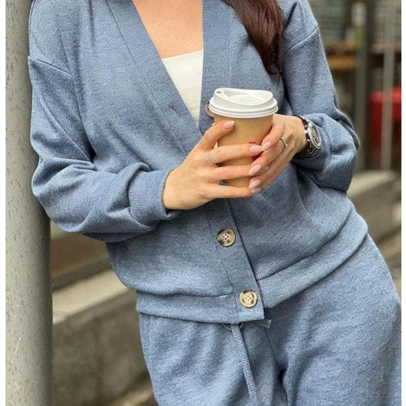 Damski wełniany komplet sweterkowy z dodatkami. Elegancka moda jesienna i zimowa. Szykowny.