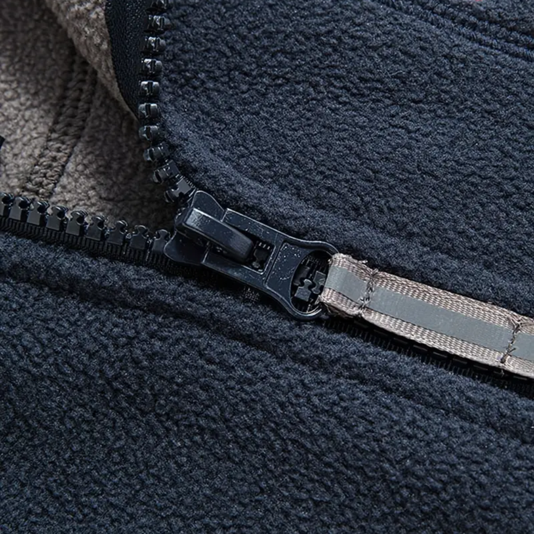 Uniwersalna męska kamizelka Kaspar fleece ze stójką, ocieplana, na outdoor i codzienny użytek.
