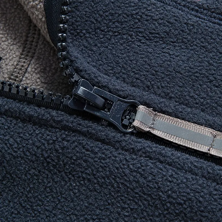 Uniwersalna męska kamizelka Kaspar fleece ze stójką, ocieplana, na outdoor i codzienny użytek.