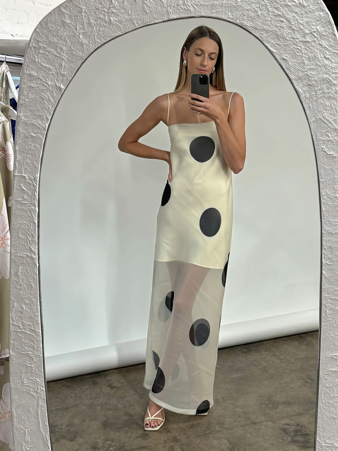 Sukienka maxi w groszki, bez ramiączek. Idealna na eleganckie przyjęcia, bankiety i uroczystości.
