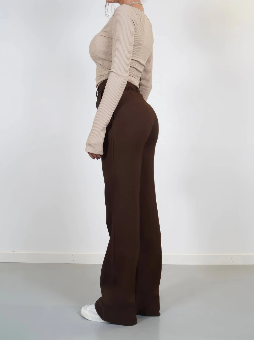 Eleganckie szare spodnie damskie, wysoki stan, idealne do pracy.