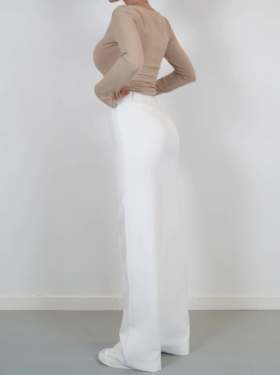 Czarne spodnie damskie eleganckie, wysoki stan, klasyczny krój.