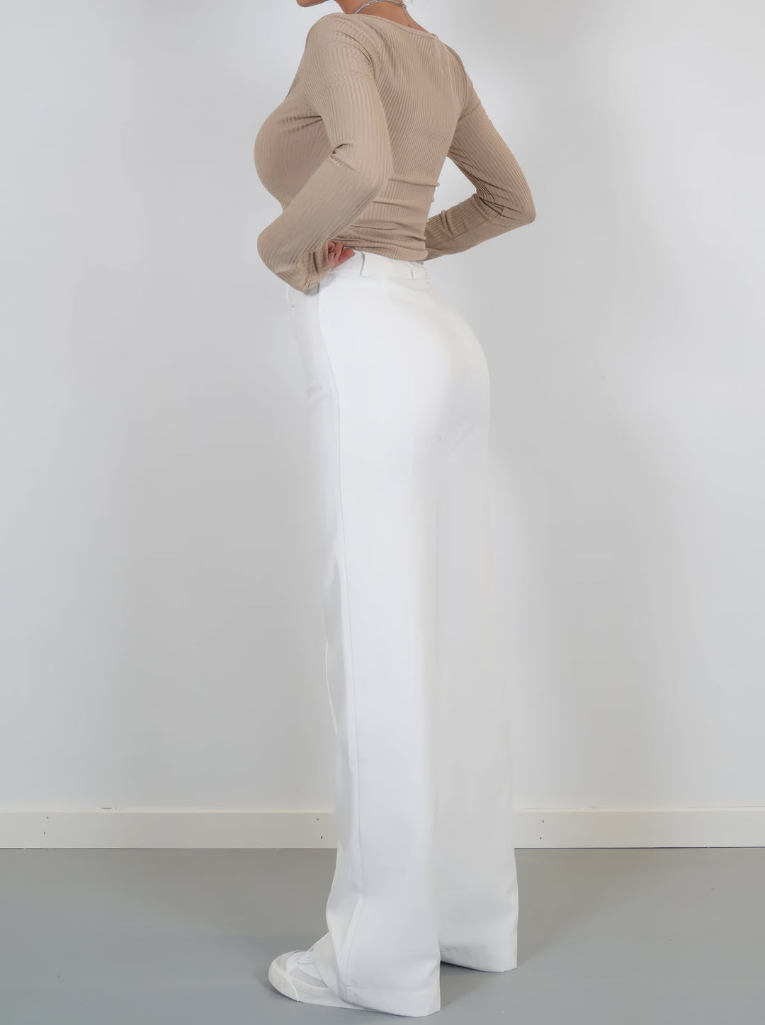 Klasyczne, eleganckie spodnie damskie Aurelia, ponadczasowy i modny fason.