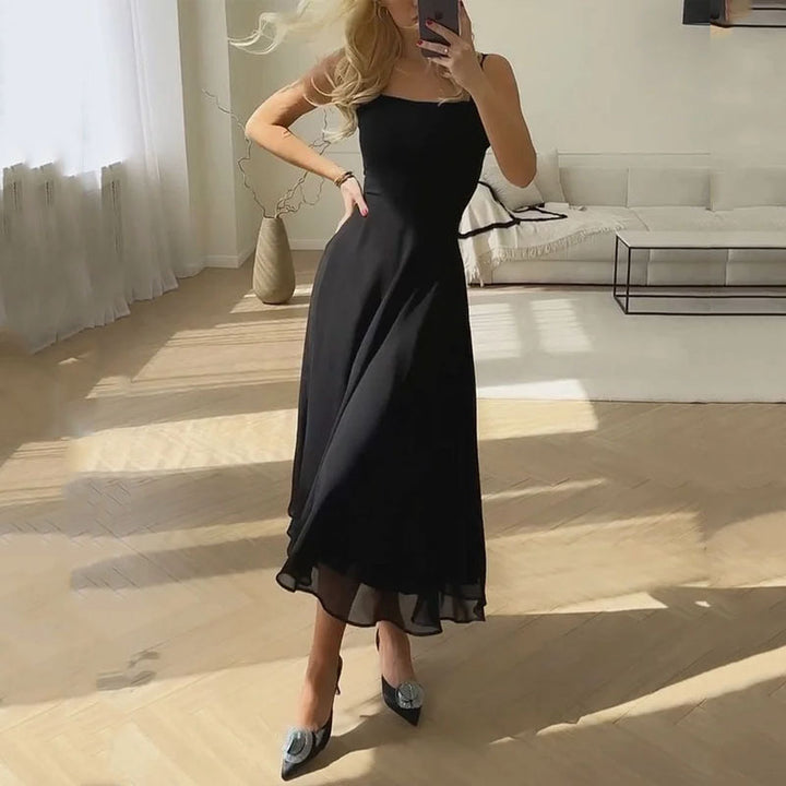 Stylowa rozkloszowana sukienka midi z kwadratowym dekoltem, doskonała na letnie uroczystości. Biała, elegancka.