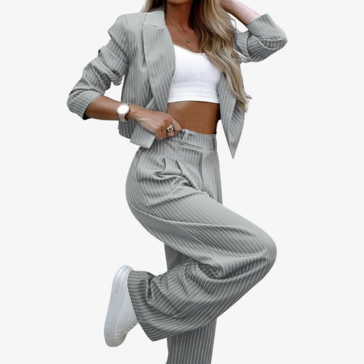 Elegancki dwuczęściowy garnitur damski z bawełny. Wygodny komplet na casualowe stylizacje, doskonałe dopasowanie.