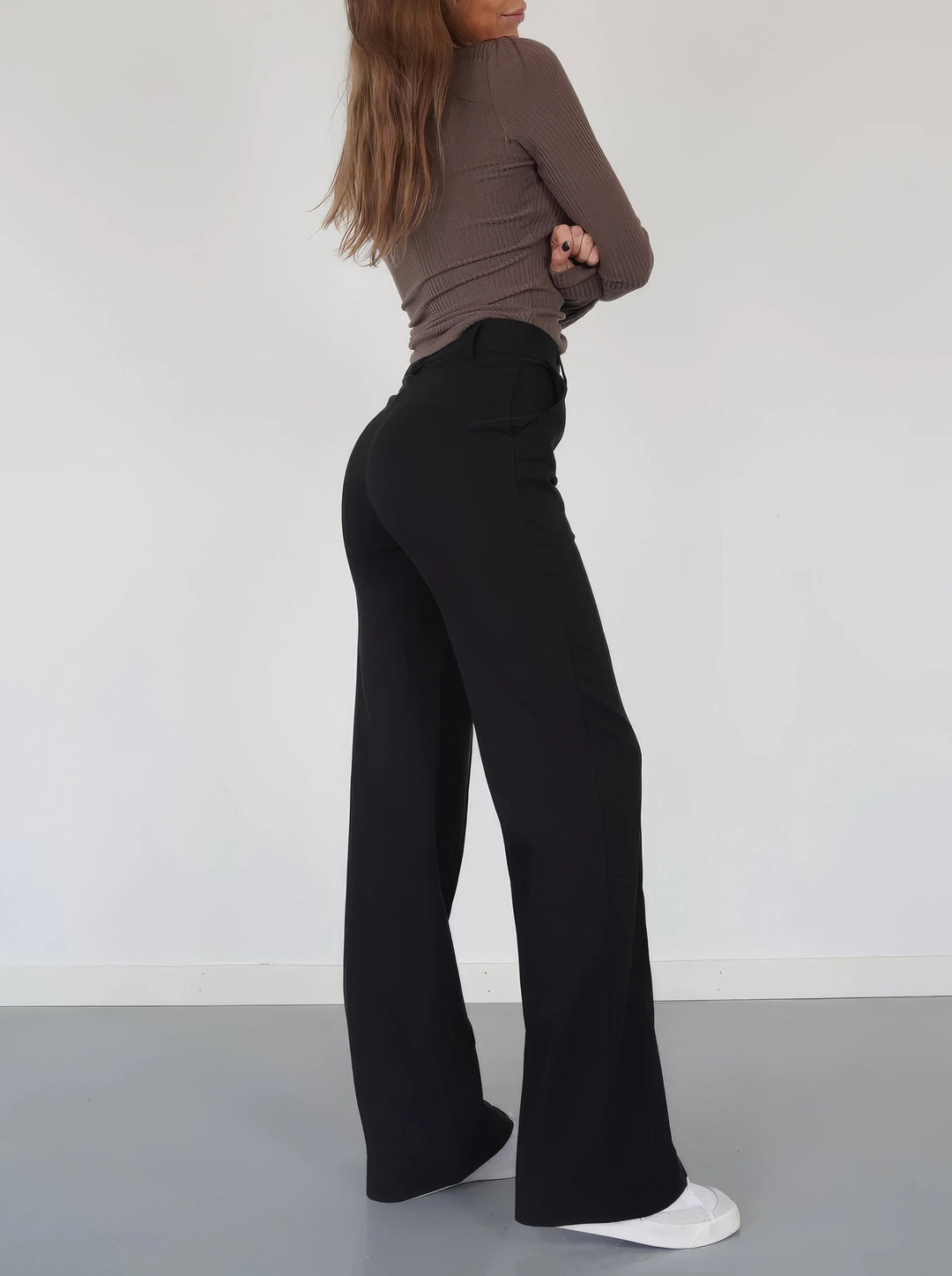 Szare spodnie damskie z wysokim stanem, eleganckie i casualowe.