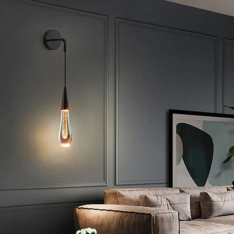 Dekoracyjna lampa ścienna LED, metal i szkło. Luksusowe oświetlenie z ciepłym światłem, opływowy design.