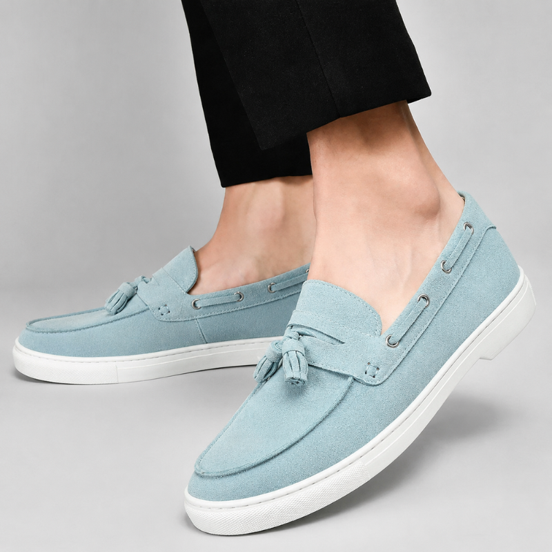 Niebieskie damskie mokasyny z zamszu z ozdobnymi frędzlami. Eleganckie buty wsuwane dla kobiet.