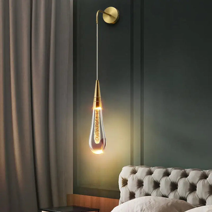 Luksusowa lampa ścienna LED, opływowy design. Nowoczesne oświetlenie wnętrz, elegancka dekoracja.