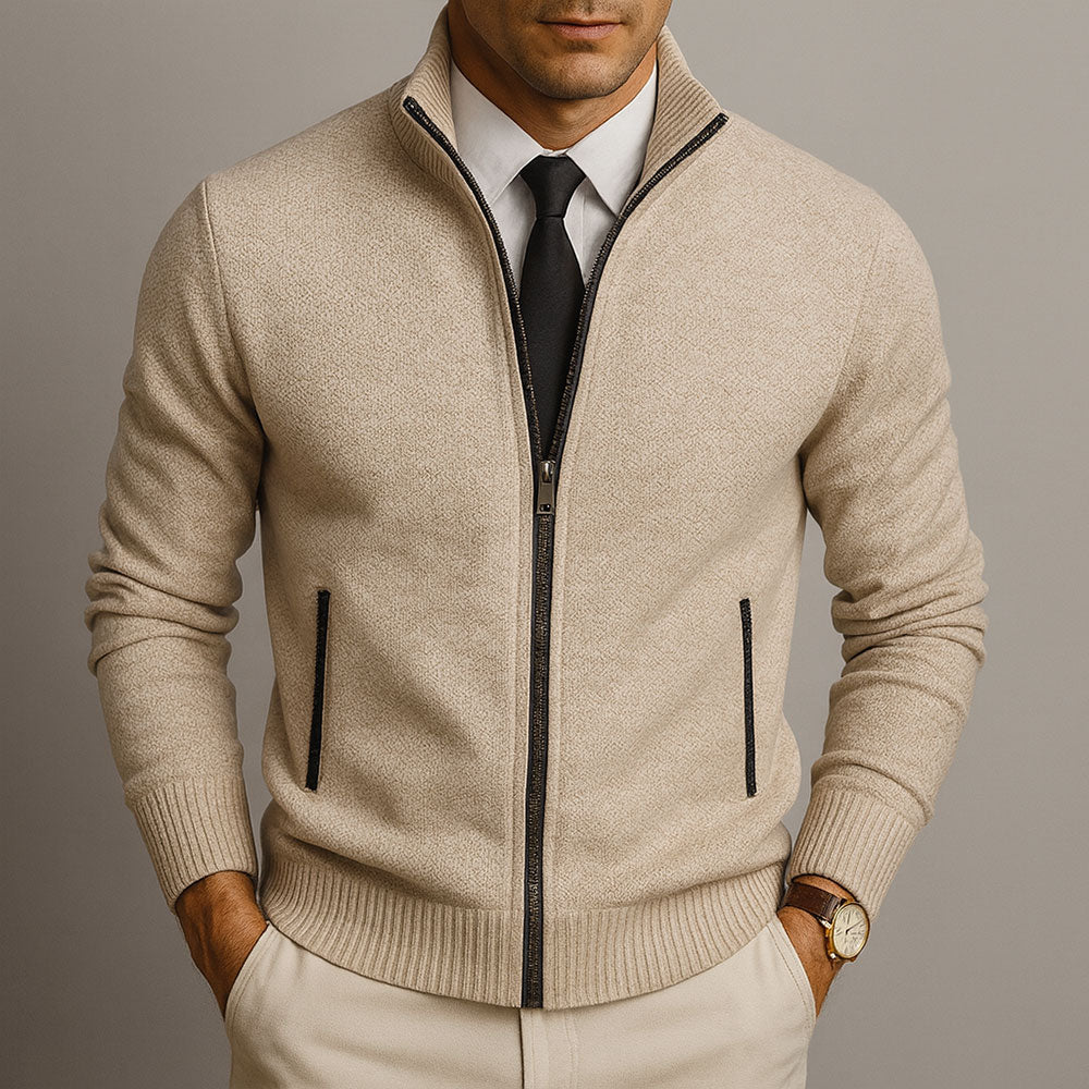 Model prezentuje elegancki męski sweter z wełny merino i bawełny. Komfortowy i stylowy look na jesień/zimę.