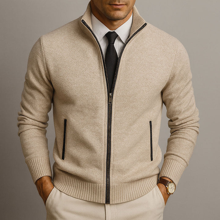 Model prezentuje elegancki męski sweter z wełny merino i bawełny. Komfortowy i stylowy look na jesień/zimę.