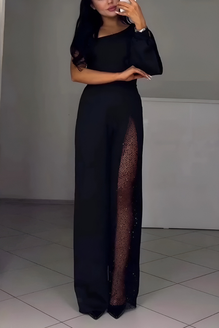 Stylowy kombinezon damski z poliestru, z szerokimi nogawkami. Zapewnia komfort i modny wygląd casual.