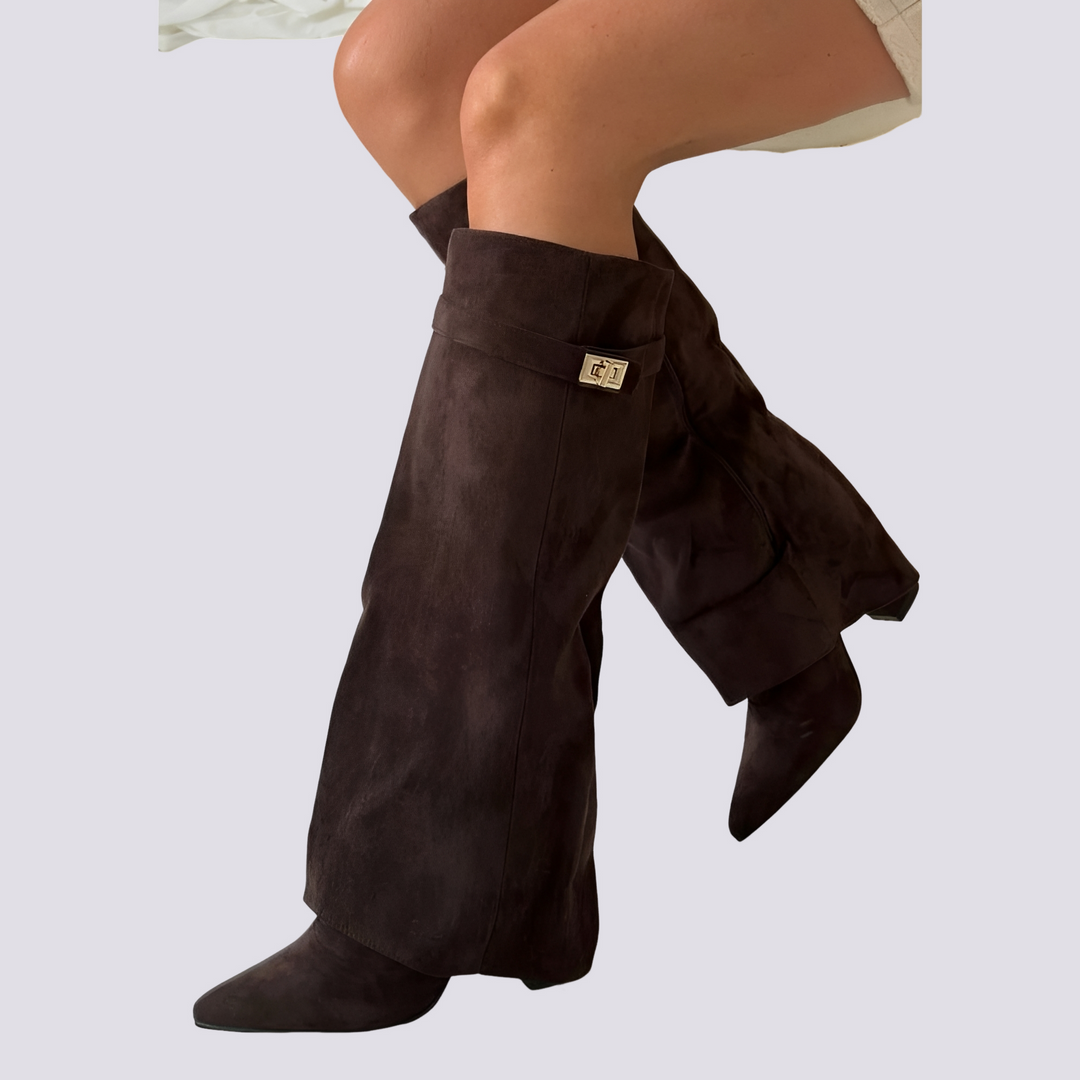 Modne damskie wysokie buty z elegancką klapką. Idealne obuwie na jesień, pasujące do codziennych stylizacji.
