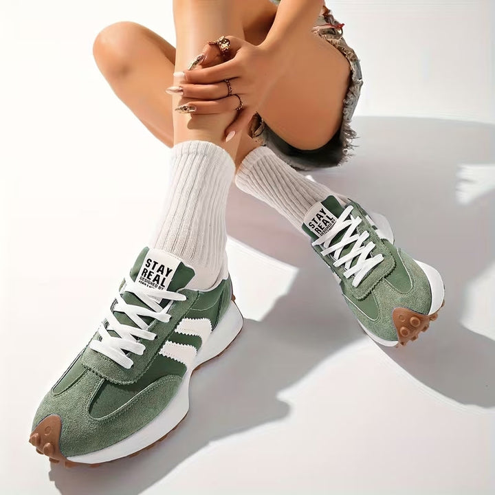 Stylowe damskie sneakersy retro na grubej platformie. Modne buty sportowe, dodające charakteru outfitom.
