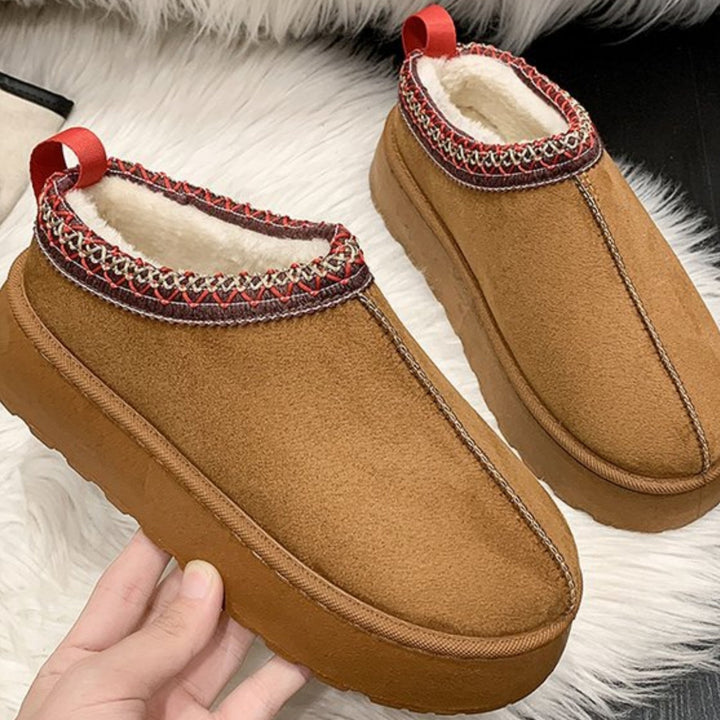 Damskie modne botki śnieżne chunky na platformie. Stylowe, ciepłe buty zimowe dla komfortu i trendu.