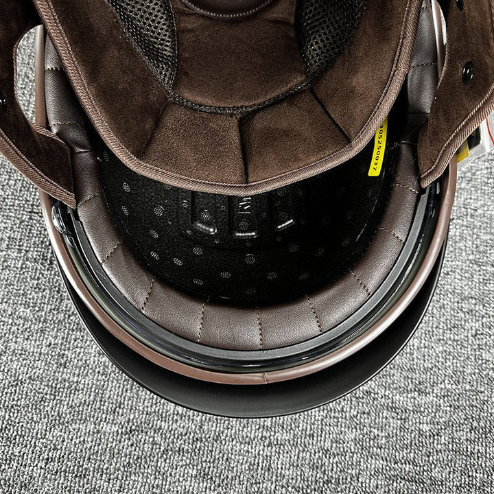 Kask motocyklowy miejski z szerokim polem widzenia, dla kobiet i mężczyzn. Zwiększa bezpieczeństwo.
