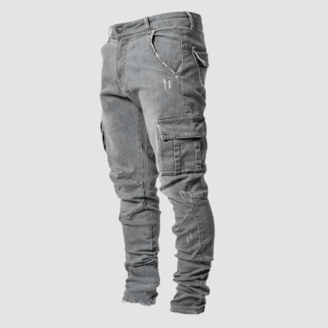 Czarne jeansy męskie cargo slim fit. Praktyczne kieszenie boczne, idealne na letni streetwear.