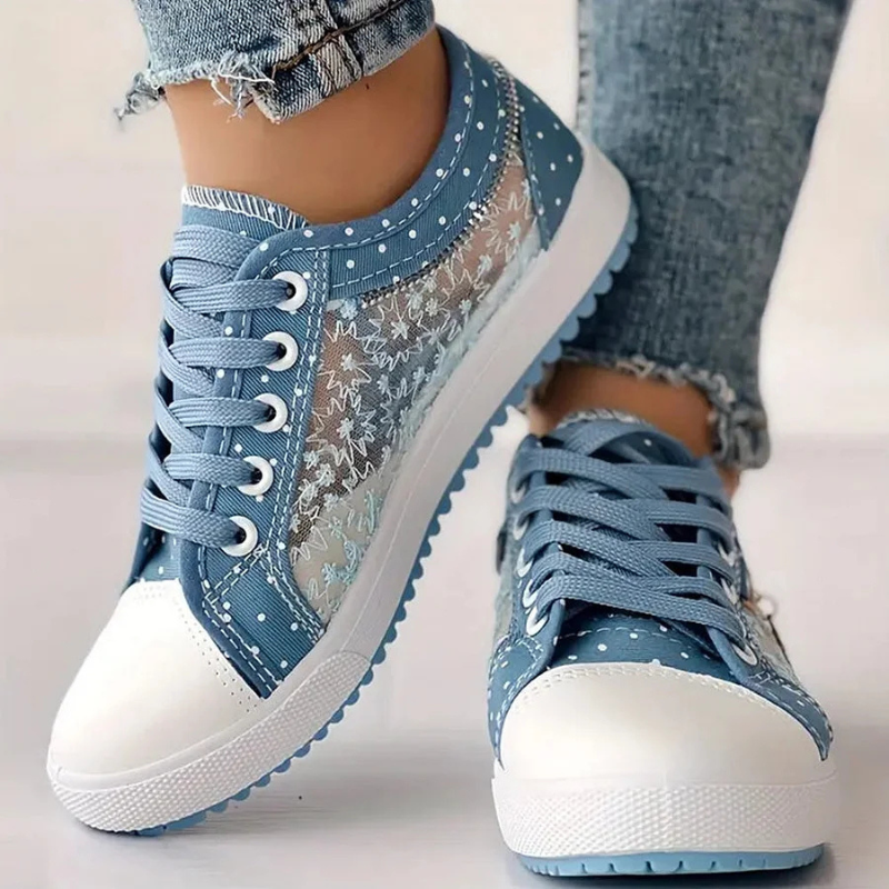 Stylowe, wygodne damskie sneakersy z delikatnym kwiatowym haftem, zapewniające komfort noszenia.