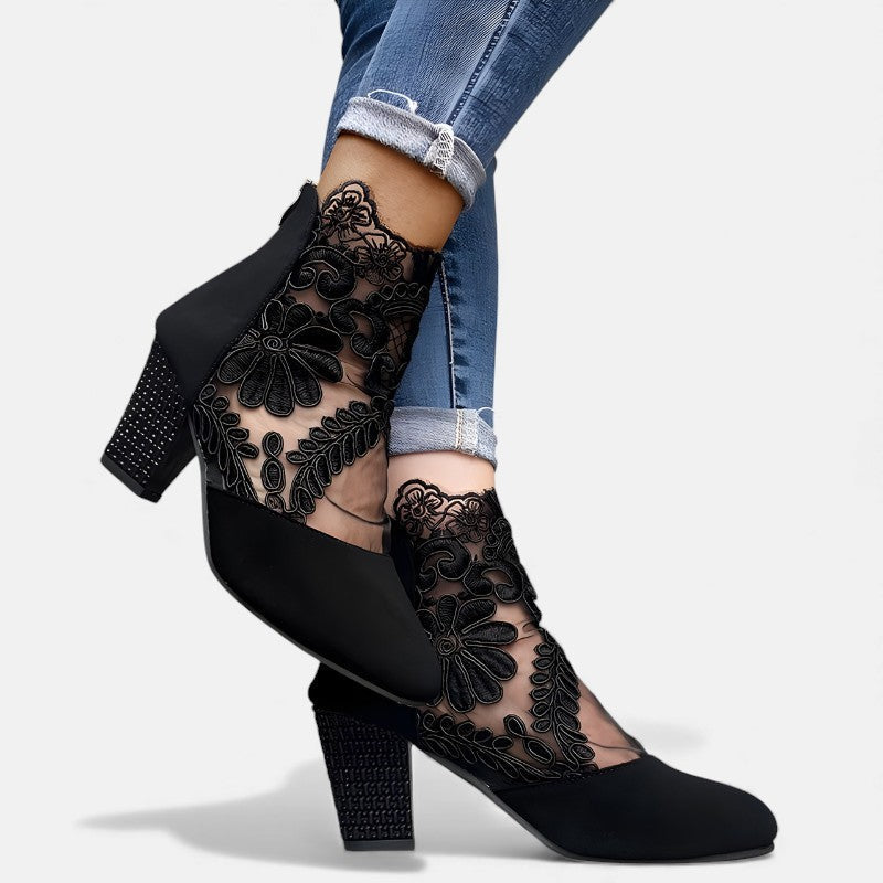 Botki zamszowe damskie jesień/zima, beżowe, z delikatną koronką i eleganckim haftem, na obcasie.