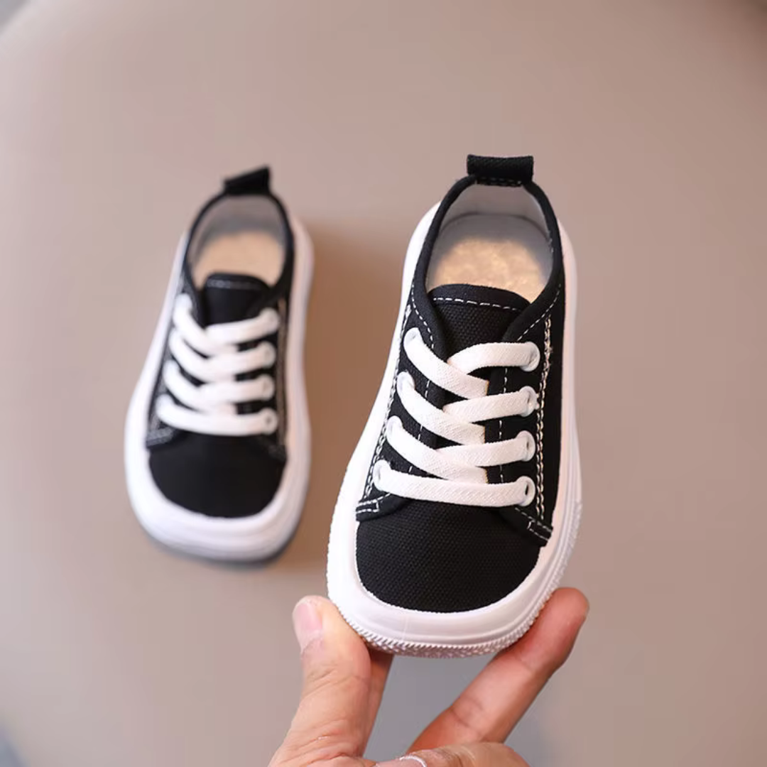 Przewiewne dziecięce buty canvasowe TinyTracks, idealne na wiosnę i lato dla małych stópek.