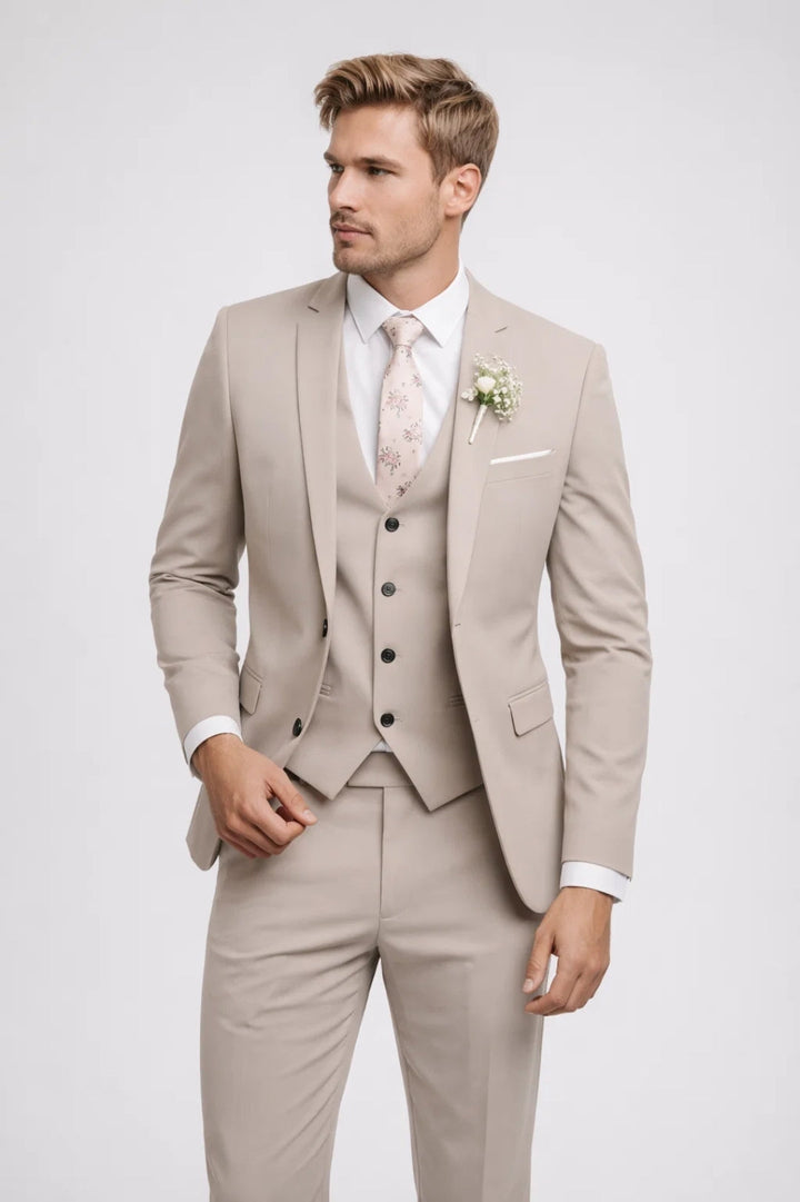 Beżowy męski garnitur 3-częściowy slim fit. Stylowy wybór na wesele, uroczystości czy biznesowe spotkania.