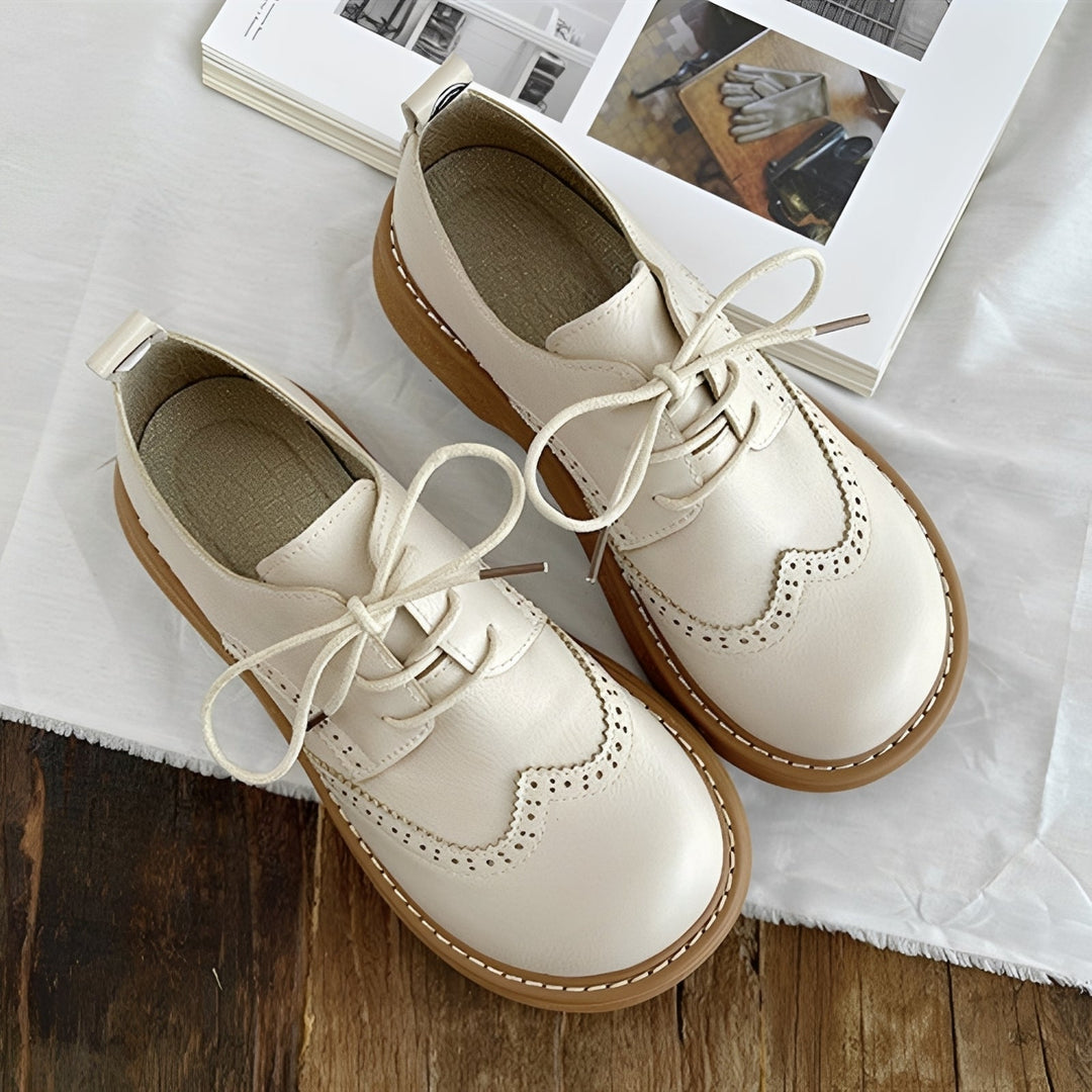 Eleganckie damskie buty Oxford. Klasyczne, sznurowane półbuty w stylu retro, idealne do codziennych stylizacji.