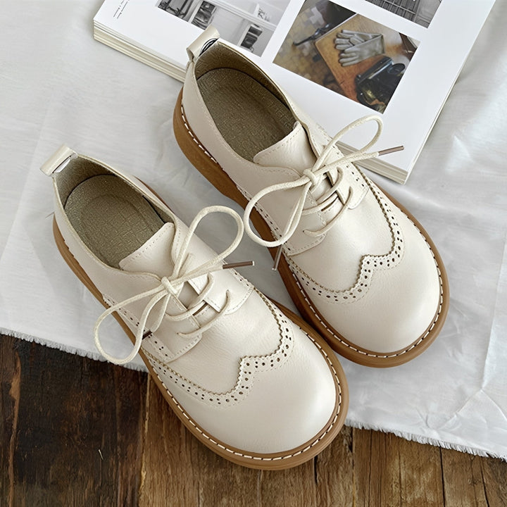 Eleganckie damskie buty Oxford. Klasyczne, sznurowane półbuty w stylu retro, idealne do codziennych stylizacji.
