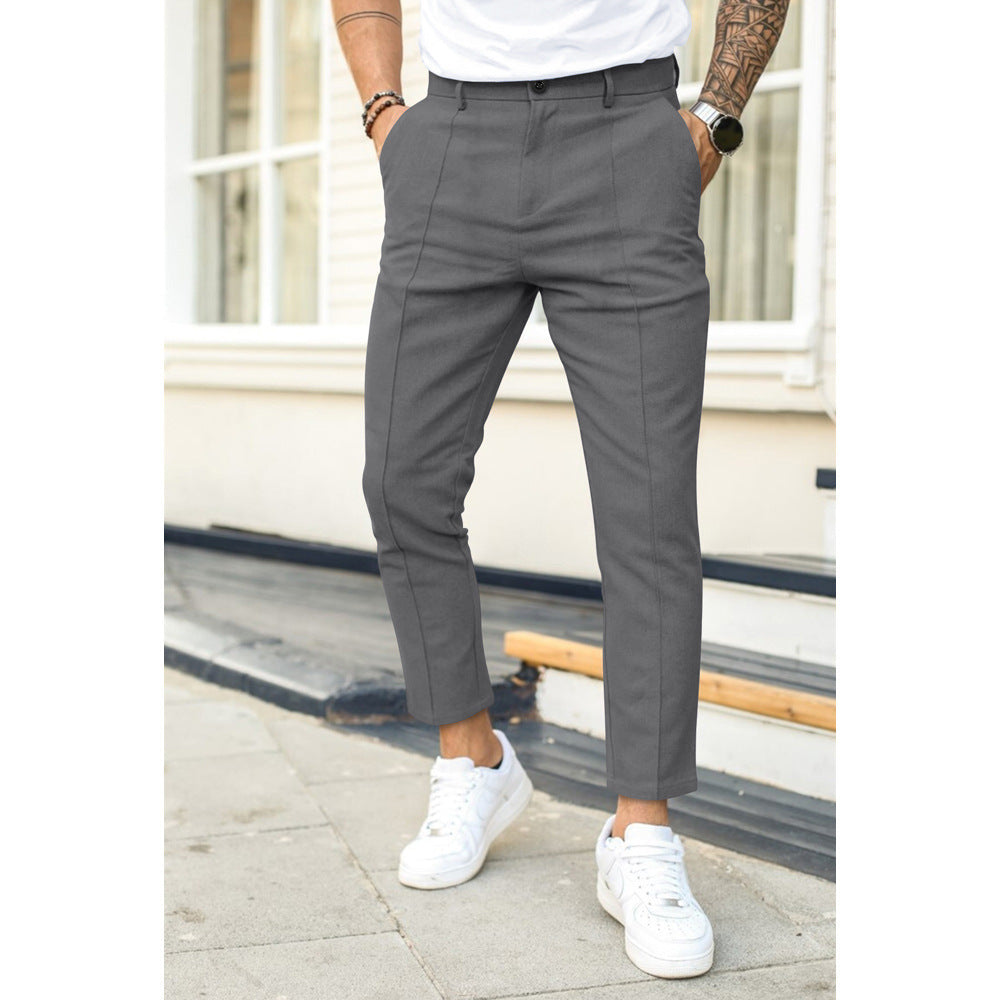 Męskie spodnie slim-fit z wyprasowanymi zagięciami, idealne do pracy i na eleganckie okazje. Komfort i styl.