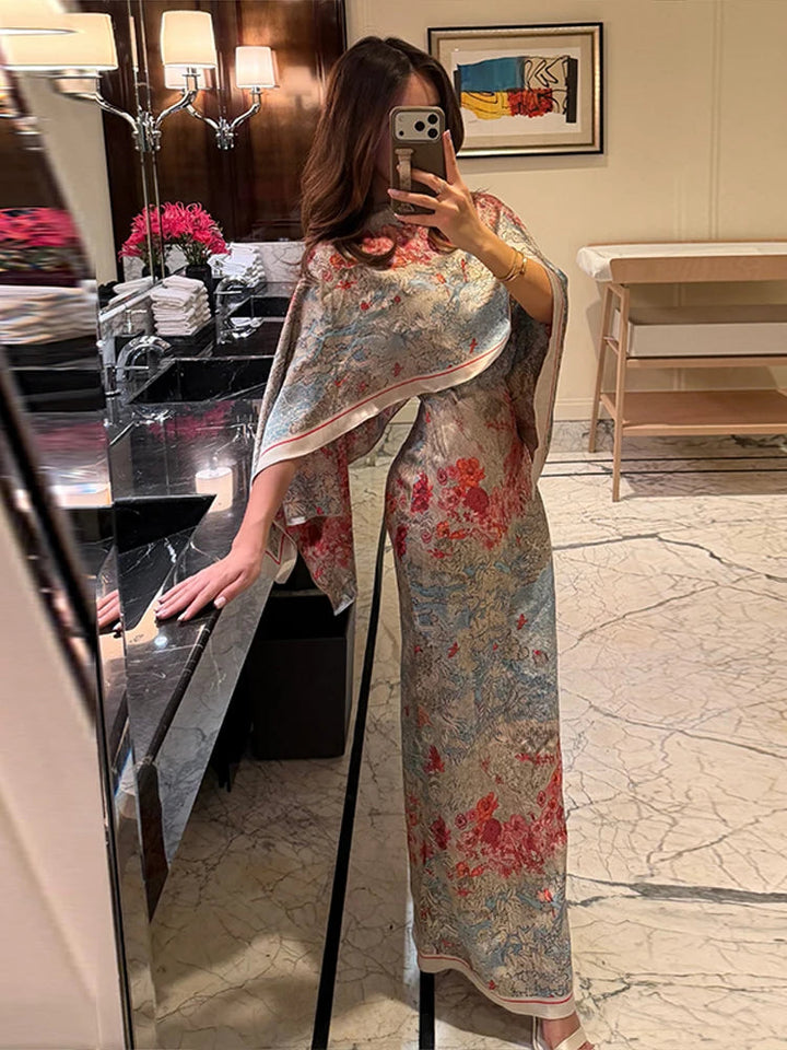 Stylowa sukienka maxi damska, kwiecista. Idealna na lato lub jesień. Peleryna dodaje elegancji i szyku.