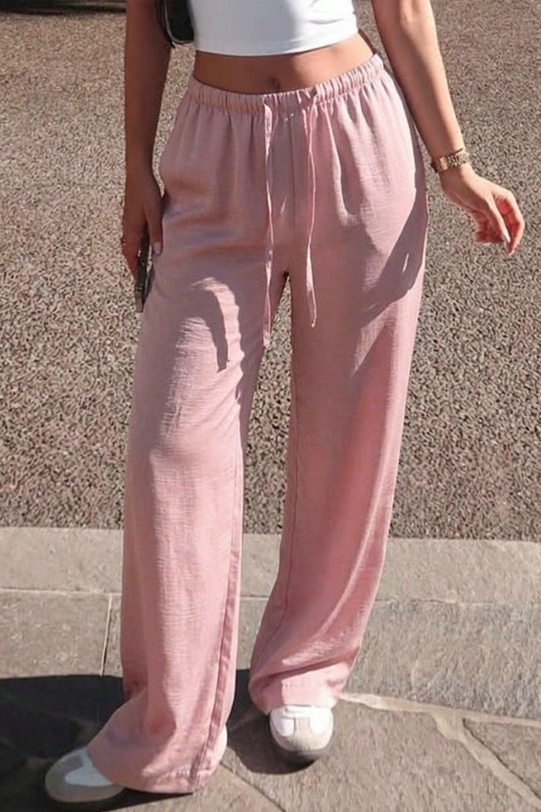 Klasyczne damskie spodnie wide leg, uniwersalne i stylowe, idealne do wielu casualowych stylizacji.